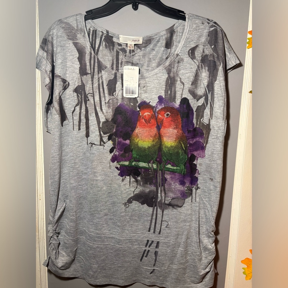 ❤️ 5 for $20! Faith 21 Parrots graphic tee - Picture 1 of 5